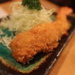 まるは食堂 - 店長おすすめ定食の巨大海老フライ