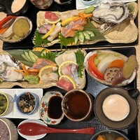 ヒル薬膳粥・ヨル貝料理カイノクチ - 海鮮は牡蠣、厚切りサーモン、マグロ、カンパチ、貝2種類の6種類　可愛い桜の大根付き