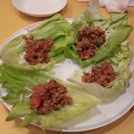 黄老 - 豚肉のレタス包み。これ大好き。
