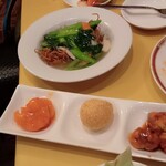 黄老 - 天祥セットの三点盛りと野菜の焼きそば。