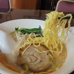 中華料理 萬珍館 - 豚骨ラーメン　いただきます(^^♪