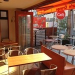 Cafe Orange - 明るい陽射しが差し込む店内