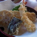 うどんれすとらん へんこつ - 天ぷらは、えび、れんこん、いか、なす、おおばの５種類