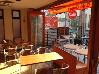 Cafe Orange - 明るい陽射しが差し込む店内