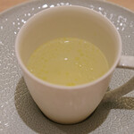 アマラントス - ディナーコース 36300円 のホワイトアスパラのスープ