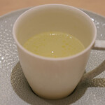 アマラントス - ディナーコース 36300円 のホワイトアスパラのスープ