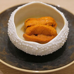 アマラントス - ディナーコース 36300円 のホワイトアスパラ、雲丹、バルサミコソース