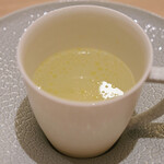 アマラントス - ディナーコース 36300円 のホワイトアスパラのスープ