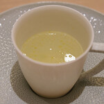 アマラントス - ディナーコース 36300円 のホワイトアスパラのスープ