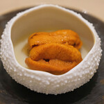 アマラントス - ディナーコース 36300円 のホワイトアスパラ、雲丹、バルサミコソース