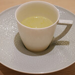 アマラントス - ディナーコース 36300円 のホワイトアスパラのスープ