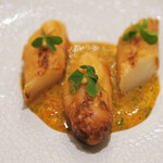 アマラントス - ディナーコース 36300円 のホワイトアスパラの穂先のベニエ