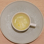 アマラントス - ディナーコース 36300円 のホワイトアスパラのスープ