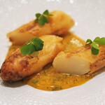 アマラントス - ディナーコース 36300円 のホワイトアスパラの穂先のベニエ