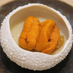 アマラントス - ディナーコース 36300円 のホワイトアスパラ、雲丹、バルサミコソース