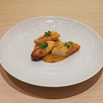 アマラントス - ディナーコース 36300円 のホワイトアスパラの穂先のベニエ