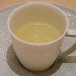 アマラントス - ディナーコース 36300円 のホワイトアスパラのスープ