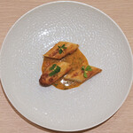 アマラントス - ディナーコース 36300円 のホワイトアスパラの穂先のベニエ