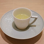 アマラントス - ディナーコース 36300円 のホワイトアスパラのスープ