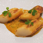 アマラントス - ディナーコース 36300円 のホワイトアスパラの穂先のベニエ