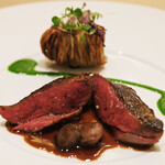 アマラントス - ディナーコース 36300円 のラカン産小鳩ロティ ルッコラ 藁