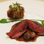 アマラントス - ディナーコース 36300円 のラカン産小鳩ロティ ルッコラ 藁