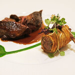アマラントス - ディナーコース 36300円 のラカン産小鳩ロティ ルッコラ 藁