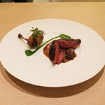 アマラントス - ディナーコース 36300円 のラカン産小鳩ロティ ルッコラ 藁