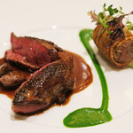 アマラントス - ディナーコース 36300円 のラカン産小鳩ロティ ルッコラ 藁
