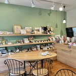 カーピーパーラー - 店内は雑貨類の販売も