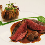 アマラントス - ディナーコース 36300円 のラカン産小鳩ロティ ルッコラ 藁