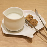 アマラントス - ディナーコース 36300円 のミルク、角砂糖