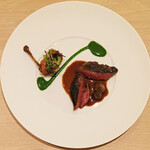 アマラントス - ディナーコース 36300円 のラカン産小鳩ロティ ルッコラ 藁