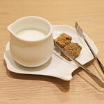 アマラントス - ディナーコース 36300円 のミルク、角砂糖