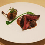 アマラントス - ディナーコース 36300円 のラカン産小鳩ロティ ルッコラ 藁