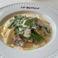 ラ・ベットラ・ダ・オチアイ ナゴヤ - 自家製スモークサーモンとほうれん草、エリンギのクリームソース スパゲッティ