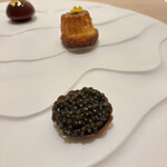 アマラントス - キャビア　蕎麦粉のタルト　グリーンピース