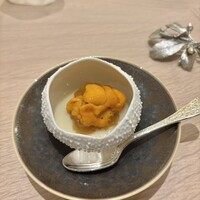 アマラントス - ホワイトアスパラ② ピューレ状のソースにウニ、ホワイトバルサミコ酢