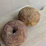 Jardin h - ドーナツ、奥のきなこのはさつまいもペースト入り（2025.3）