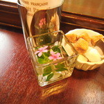 Un Petit Paquet - テーブルの上の飾り