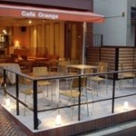 Cafe Orange - 夕暮れ時、照明に灯りがついたオランジュ