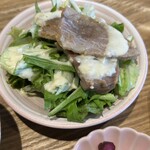 和カフェyusoshi - 豚肉の味噌焼きサラダ