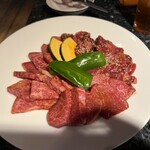 大昌園 文化街店 - 手前がヒレ、左がロース、右がハラミ