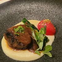 リベロ - ⑤柔らか牛頬肉の赤ワイン煮込み、20年継ぎ足しソース掛け、馬鈴薯&チーズのピューレ敷き、皮剥きミニ蕃加&クレソン&法蓮草添え
                確かにトロトロな牛頬肉、良い感じ
                味わいも上品てフレンチ的です