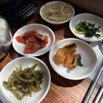 Bab Sang - 韓国料理ならでは 小皿のおかずが 付いてきます