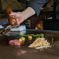 鉄板焼　恵比寿 - 調理風景 ... ヒレ、もやし、ジャガイモ、ブロッコリー?
