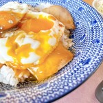 イシヅチキッチン オレンジ - 玉子を崩して、チャーシューとともに