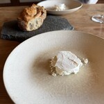 restaurant KAM﻿ - カッテージチーズのスモーク。中にオリーブオイルが入っています。