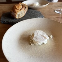 restaurant KAM﻿ - カッテージチーズのスモーク。中にオリーブオイルが入っています。