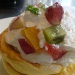 レインボーパンケーキ - 季節のフルーツ